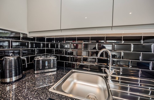Huddersfield Apartment | Superior Two Bedroom Apartment with En-suite