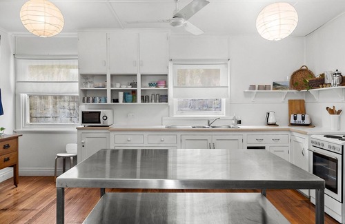 Lorne House | Sur La Mer - Simply Sensational Location, Free Wifi, Wood Fire & More