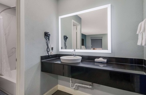 Tobin Hill Hotel | SureStay Hotel by Best Western San Antonio Riverwalk