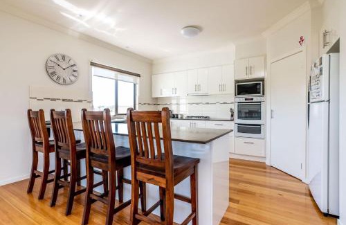 Inverloch House | Surfside Lakeviews Free Wifi