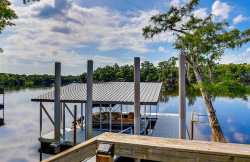 Fanning Springs House | Suwannee River Retreat Dock and Screened Porch!