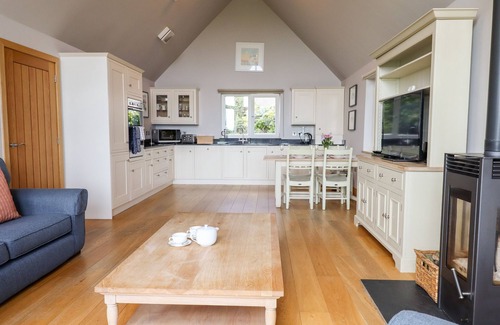 Eleighwater Cottage | SWANDOWN, 12 KITTWHISTLE, family friendly in Cricket St. Thomas