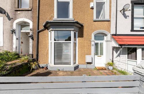 Uplands House | Swansea Beach Townhouse - 350 yard from the beach!