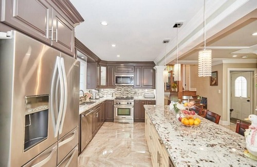 Niagara Falls House | SWEET HOME Modern 4 Bedroom 2 & 7 MINTS WALK TO CASINO & FALLS