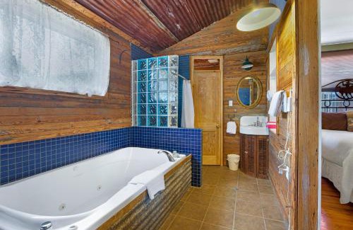 Dripping Springs House | Swing On Inn- Honeycomb Hideaway Suite