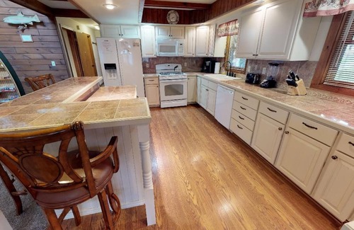 Gaines Cabin | Sycamore Cabin with Hot Tub Breathtaking Views