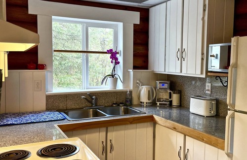 Clearwater House | Tír Na Sióg Guesthouse - 5 minutes from beautiful Wells Gray Park