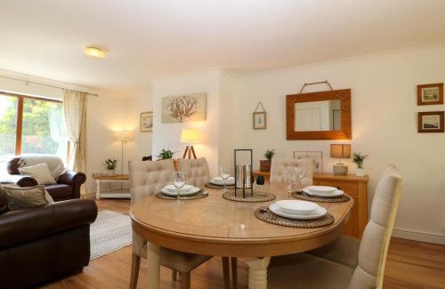 Llanddaniel Fab House | Tŷ Gareg