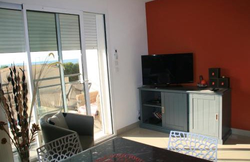 Saint-Pierre-la-Mer Apartment | T3 vue mer 100m de la plage wifi et parking