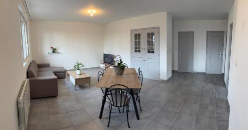 Satolas-et-Bonce Apartment | T4 3 chambres canapé convertible 8 places