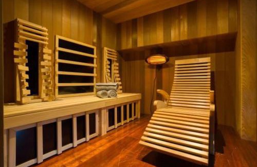 Ittre Boat Rental | Tabor 67 Luxury Houseboat