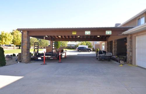 Parowan Apartment | Tacit Shadow Resort Escape Dual Suite, Gym, Coffee Bar, Hot-Tub, Free Laundry, Food Available