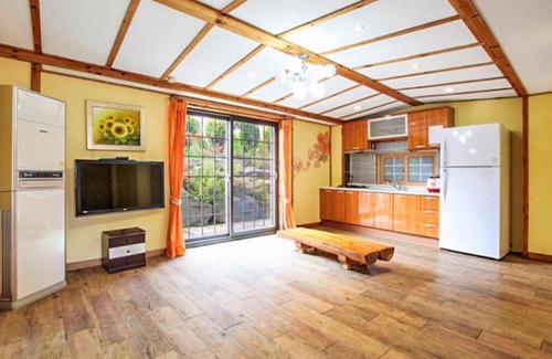 Kkotchi House | Taean Jangmibit Insaeng Pension