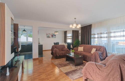 Stomorska House | Take the opportunity to spend your vacation in this tastefully furnished vacation home with pool, in