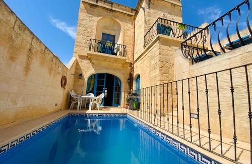 Sannat House | Tan Nanna Tropical Farmhouse with spacious pool