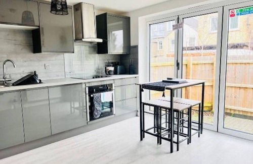 Cambridge Apartment | Tanzanite Apartment - Stunning 2-Bedroom Apartment Wi-Fi Sleeps 4