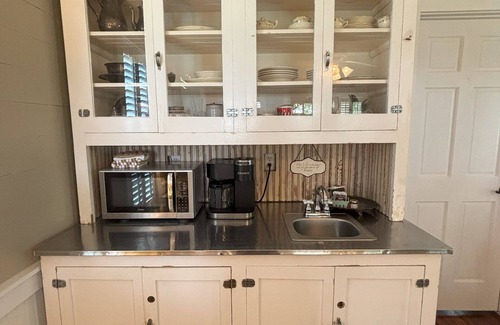 Brenham Cottage | Tara Farms Cottage. Peaceful Retreat on 50 Acres. Soaking Tub + Trails