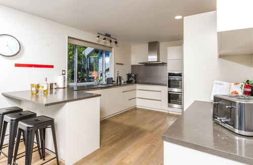 Nelson House | Tasman Bay Villa - Stunning hill-top location and Sea Views