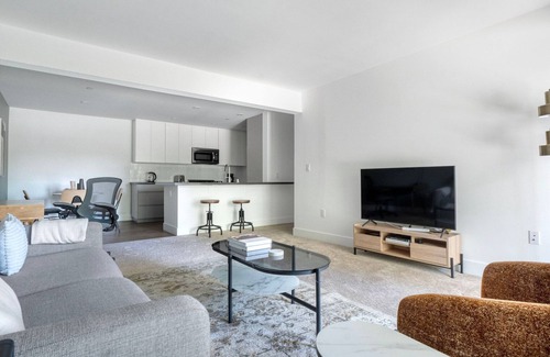 Sharon Heights Apartment | Tasteful Menlo Park 1BR w/Gym & Pool, nr Shops, by Blueground