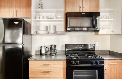 Woodland Hills Apartment | Tasteful Woodland Hills 1BR w/Gym, W/D & Pool, near 101, by Blueground