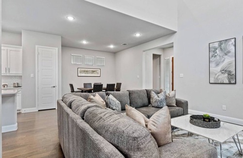 Fairview House | TCH - Spacious 4bd/3.5ba in Fairview with Office