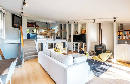 Onetangi House | TE KERERU - Architecturally designed retreat nestled in native bush