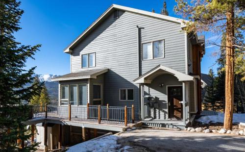 Forest Hills House | Ten Peaks Lookout Home Incredible Views Hot Tub