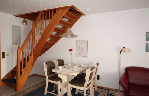 Busumer Deichhausen Apartment | Thatched Seeschlößchen, home cliff gull, only 200m to the beach, WiFi