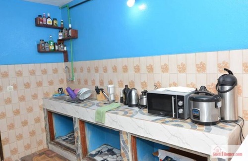 Porto-Novo House | The 6 Roses Full Lower, Comfort, King Beds, Wi-Fi