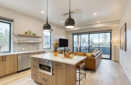 Bend Apartment | The Aerie Suites by AvantStay – Modern Comfort with Mountain Views