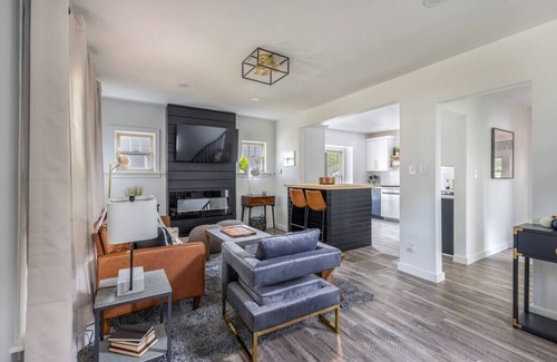 Highland Square House | The Akron Retreat | Modern 3-Bedroom Oasis