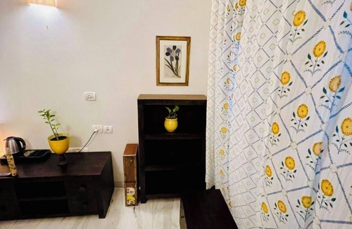 Gurugram House | THE ART KOTHI bungalow nwith 8 bedrooms and WiFi,AC in charming central Gurugram