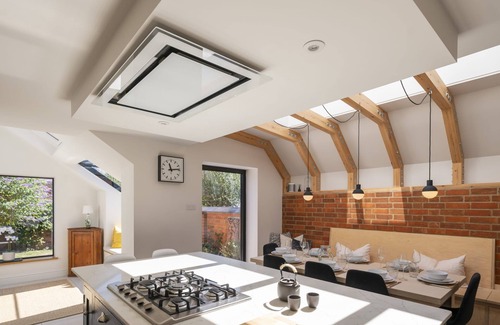 Henley House | The Aston - Superbly Equipped 4 Bedroom Townhouse