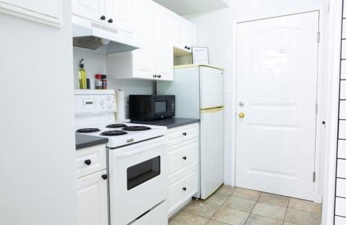 Harrison Hot Springs Apartment | The Backyard at Cedar Springs Walk to Lake and Hot Springs