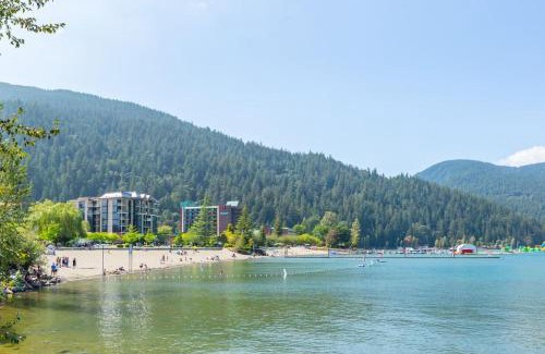 Harrison Hot Springs Apartment | The Backyard at Cedar Springs Walk to Lake and Hot Springs
