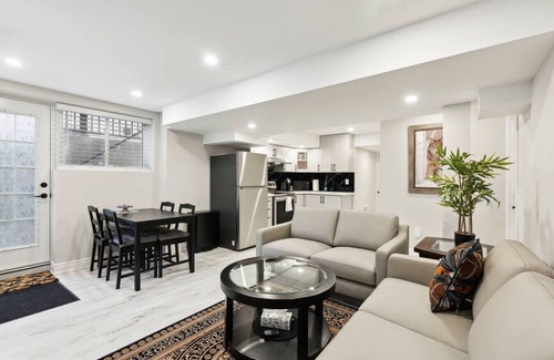 Whitchurch-Stouffville House | The Baker Hill Executive Suite