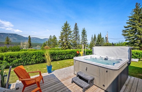 East Kootenay Apartment | The Barracks | Hot Tub | Walk to Beach | Historic