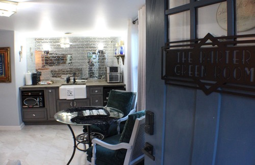 Abingdon Apartment | The Barter Green Room in Downtown Abingdon, The Barter Green Room in the heart of downtown Abingdon