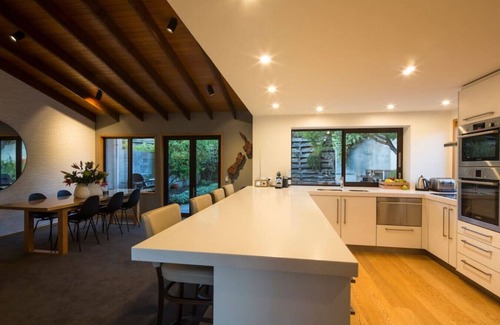 Queenstown Apartment | The Bay House | Lakefront, amazing views, spa & 5 min walk to town