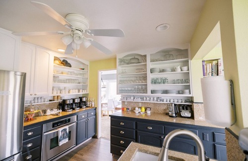 Friday Harbor Bed & Breakfast | The Bay Laurel King Room with en suite bathroom