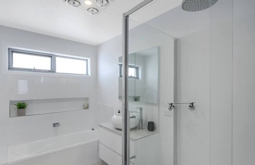 Blackmans Bay House | The Bay Lodge New Modern 2 bedroom 15min to CBD