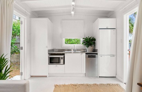 Freshwater Apartment | The Beach Cabin - enchanting holiday studio apartment nestled in Freshwater