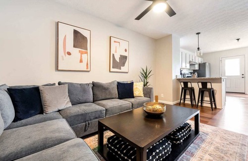 Phoenix Hill House | The Bee Sting in Phoenix Hill