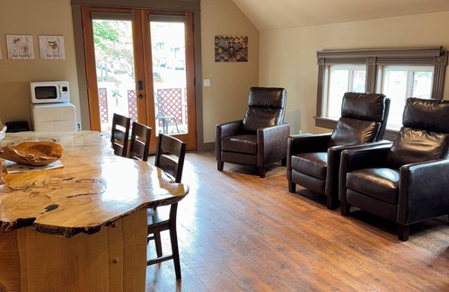 Friday Harbor Condo | The Bee Suite - Heart of Friday Harbor -1BR Condo, WiFi, AC, Walk to everything!