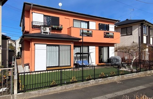 Midori House | The BIG Orange House with yard ! Direct bus from Haneda.