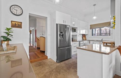 Wagga Wagga House | The Birch House - Stroll to CBD, Firepit