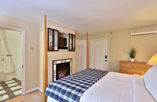 Killington Cabin | The Birch Ridge: Blue Velvet Room #10 - Queen Suite in Killington, Vermont. Hot Tub. Lounge.