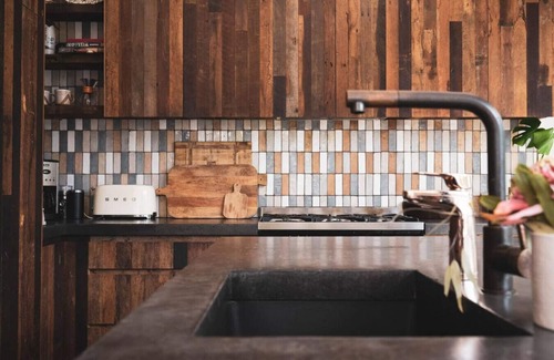Avalon Beach House | The Black Ace Residence | Heated Magnesium Pool
