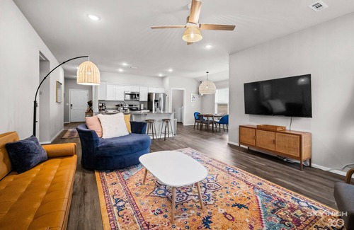 Fayetteville House | The Blue Goose - Private Hot Tub -1 Mi off I-49 - 3 Mi to U of A