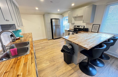 Inner Harbour House | The Blue House: A Downtown Getaway w/Parking